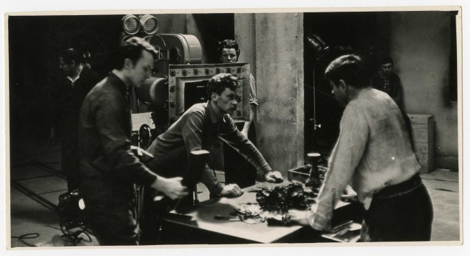 Filmo „Niekas nenorėjo mirti“ darbo momentas: operatorius Jonas Gricius kuria kadrą su Donatu Banioniu, 1965 m. / Lietuvos teatro, muzikos ir kino muziejaus nuotr.