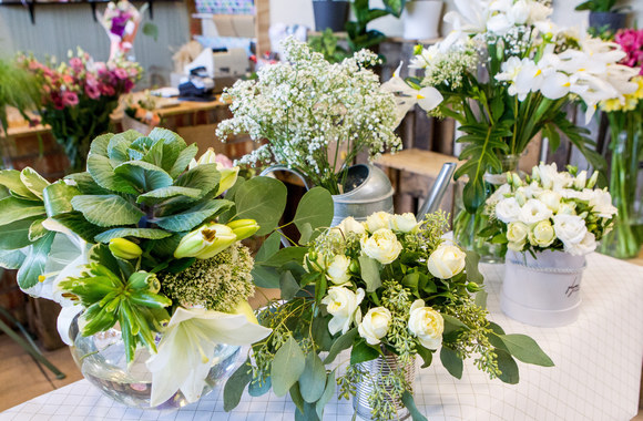 Stalo dekoravimas gėlėmis baltai vakarienei – pataria gėlių namai „Gėlynas“