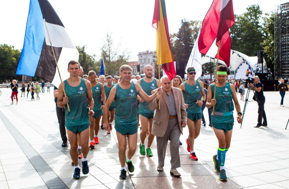 Tradicinio estafetinio bėgimo Baltijos keliui atminti (Vilnius–Ryga–Talinas) startas Katedros aikštėje/Pauliaus Peleckio/„ŽMONĖS Foto“ nuotr.