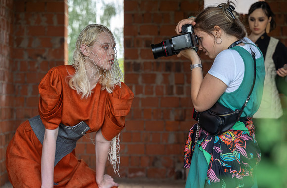 Tarptautinio jaunųjų dizainerio konkurso fotosesijos dienos užkulisiai ir parodos pristatymas / Organizatorių nuotr.