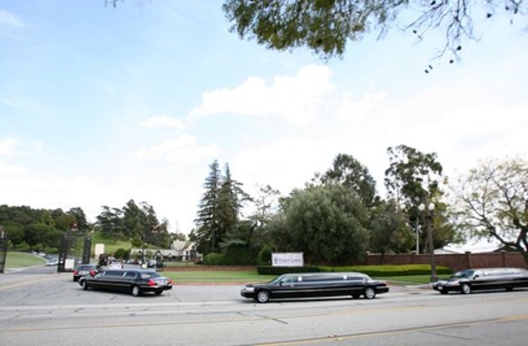 Juodais limuzinais atrieda Elizabeth Taylor šeima ir artimiausi draugai.