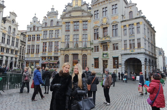 Aistė Guogienė su seserimi Briuselyje