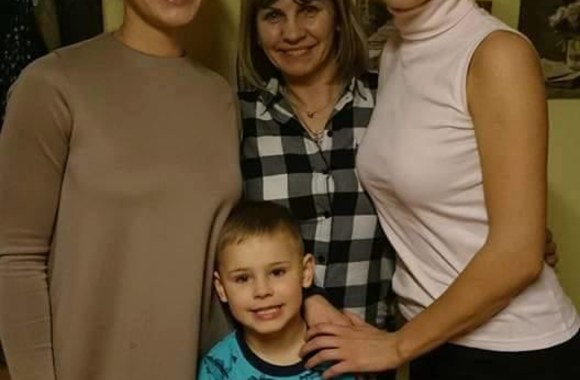 Viktorija Sutkutė su mama Edita ir seserimi Agne