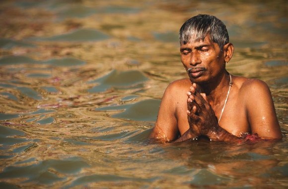 Rytinė malda šventojoje Gangoje (Varanasis, Uttar Pradešas)