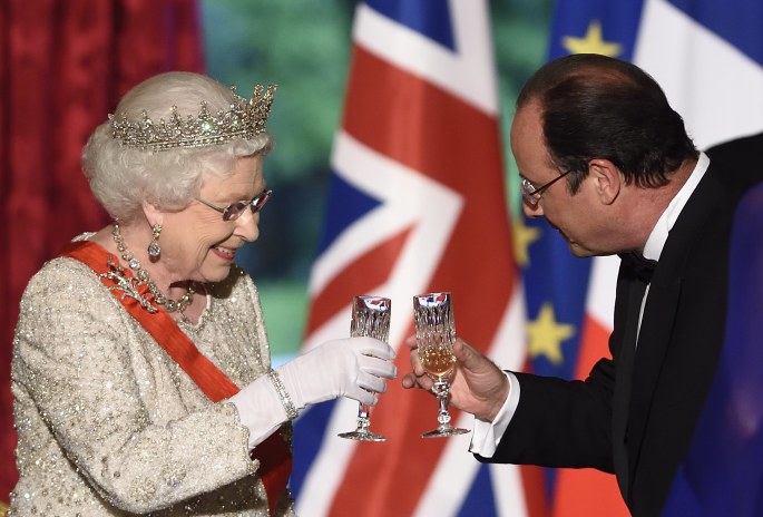 Elizabeth II ir buvęs Prancūzijos prezidentas Francois Hollande 