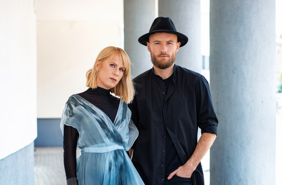 Grupė „MaNNazz“ su dizainerės Dianos Nevedomskytės kurtais drabužiais/Vido Černiausko nuotr.