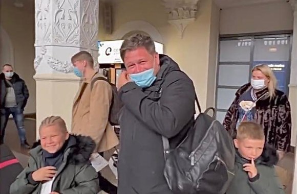 Merūnas Vitulskis sulaukė draugų staigmenos oro uoste / Stopkadrai