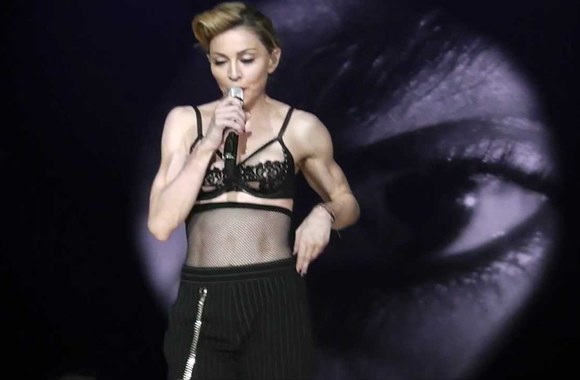 VIDEO kadras: Madoona koncertuodama apnuogino savo krūtinę