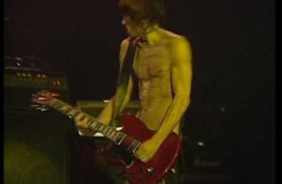 VIDEO kadras: Iggy Pop apsinuogino scenoje