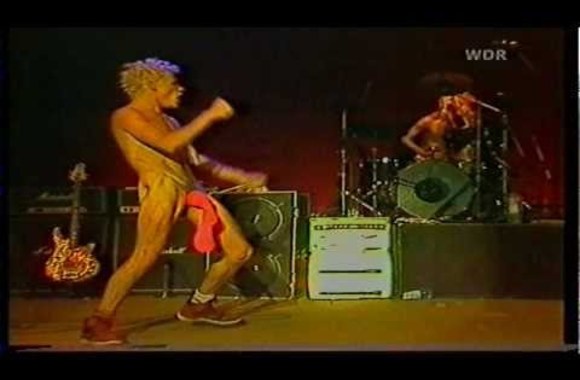 VIDEO kadras: „Red Hot Chili Peppers“ groja nuogi
