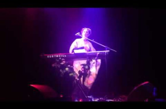 VIDEO kadras: Amanda Palmer sceoje išsirengė nuogai