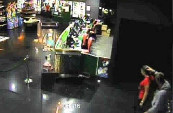 VIDEO kadras: Kino teatro apsaugos kameromis užfiksuotas vaizdas