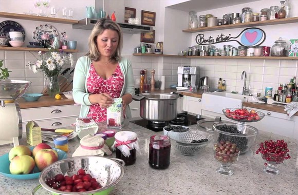 VIDEO kadras: Cuikinijų ir obuolių pagardo gaminimas