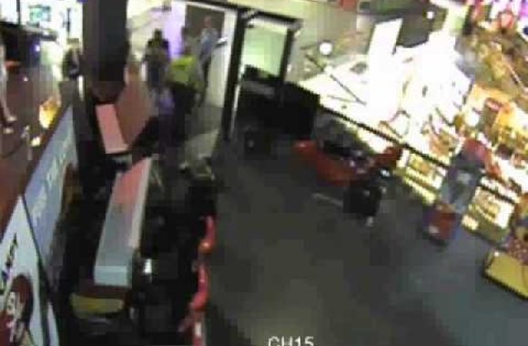 VIDEO kadras: Kino teatro apsaugos kameromis užfiksuotas vaizdas