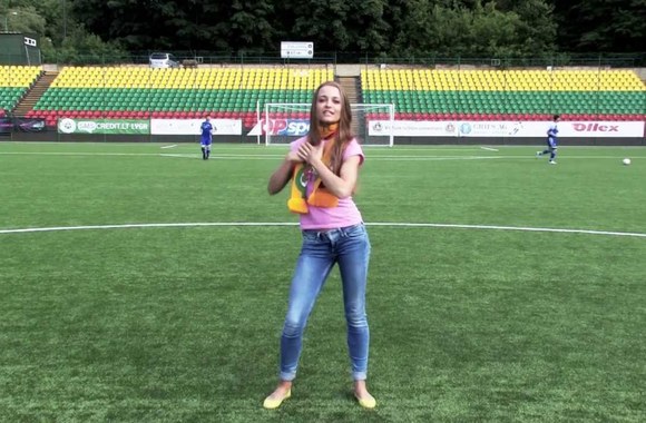 VIDEO kadras: Milanos pamokėlė šokiui atlikti