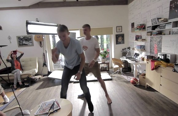 VIDEO kadras: „Viasat\" klipo su Arvydu Saboniu ir sūnumis filmavimo užkulisiai 