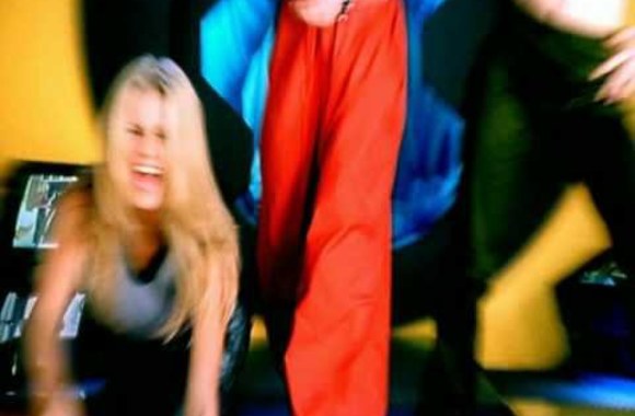 VIDEO kadras: Debiutinis „Atomic Kitten“ singlas „Right Now“