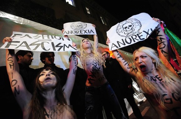 Aktyvistės bandė sužlugdyti „Versace“ mados namų pristatymą.