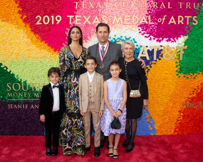 Šeima: Matthew McConaughey ir Camila Alves su vaikais Livingstonu, Levi bei Vida ir aktoriaus mama Kay / Vida Press nuotrauka