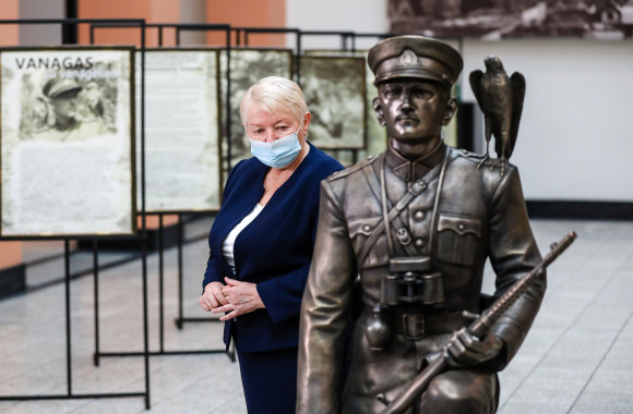 Prie Adolfo Ramanausko-Vanago skulptūros – partizanų vado dukra Auksutė Ramanauskaitė-Skokauskienė / Teodoro Biliūno nuotr.