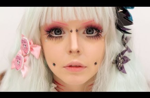 VIDEO kadras: Gyva lėlė – Katie Lawrence