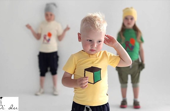 VIDEO kadras: Deividas ir Rojus Česnauskiai demonstruoja „Modi Du“ drabužius 