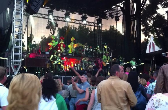 VIDEO kadras: Zucchero Kaune atlieka legendinę dainą „Baila Morena“.