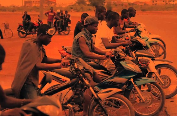 VIDEO kadras: „Parachute Youth“ hitas „Can‘t Get Better Than This“