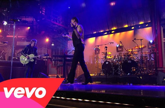 VIDEO kadras: Davido Lettermano TV šou „Depeche Mode“ atlikta daina „Walking In My Shoes“