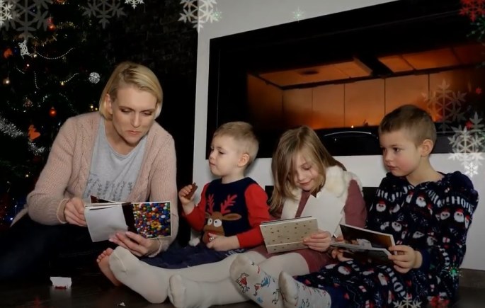 Rūta Ščiogolevaitė su vaikais / Stop kadras iš vaizdo klipo
