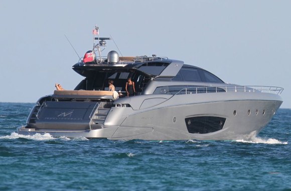 Naomi Campbell Rusijos milijonieriaus jachtoje mėgavosi saule kartu su Davidu Craigu