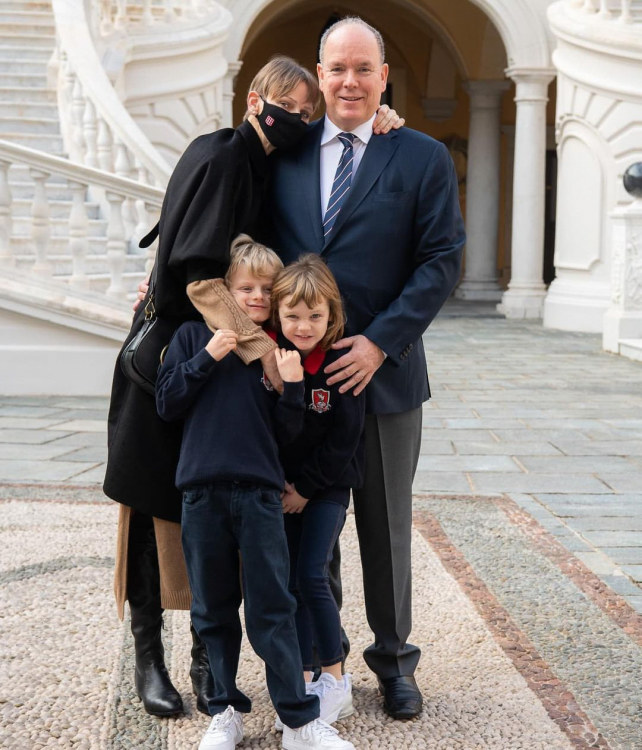 Princesė Charlene su vyru ir vaikais – princu Jacques’u ir princese Gabriella / Scanpix nuotrauka