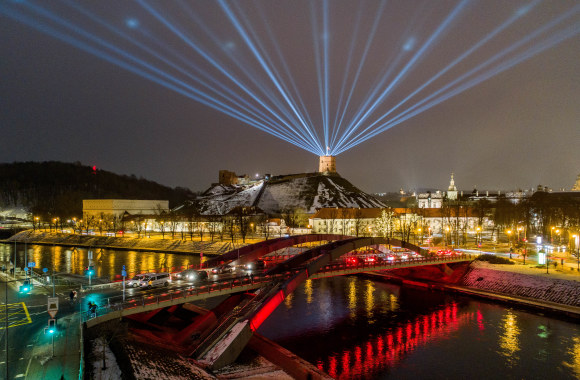 Vilniaus gimtadienio proga įspūdingai nušvito Gedimino pilis / Irmanto Gelūno nuotr.
