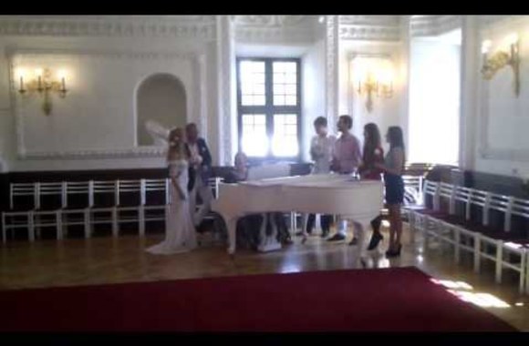 VIDEO kadras: Savo vestuvėse Ramūnas Difartas ir Aušra Sutkauskaitė uždainavo su Burgundiškuoju choru