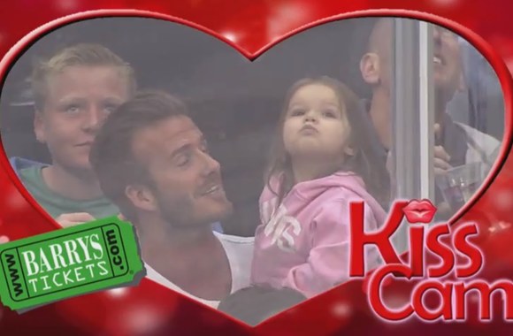 VIDEO kadras: Davidas Beckhamas bučiuoja dukrą Harper (1:10 min)