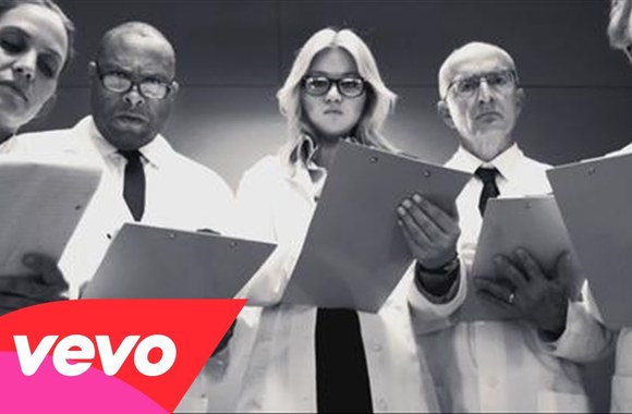 VIDEO kadras: Kelly Clarkson vaizdo klipas „People Like Us“