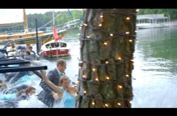 VIDEO kadras: Visa vestuvių svita įkrito į vandenį