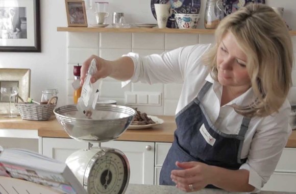 VIDEO kadras: Vaizdo įrašas kaip kepti pyragą