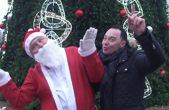 mino-ir-kaledu-senelio-sveikinimas-pagal-braskes-ir-gestu-kalba