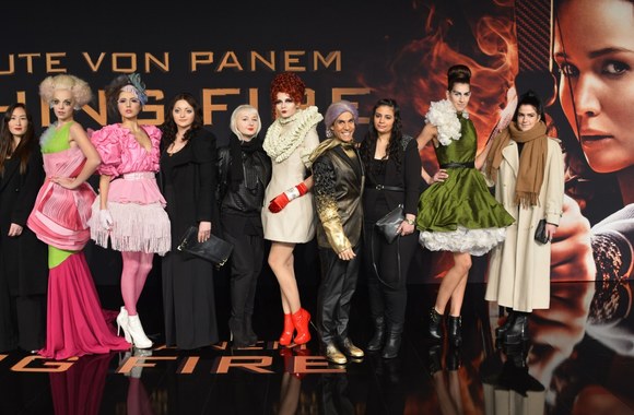 Mados studentai, prisidėję prie filmo kostiumų kūrimo