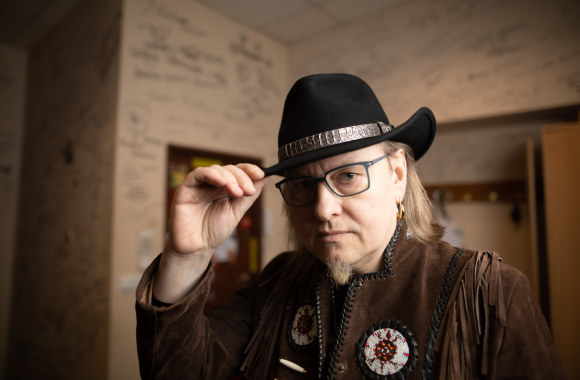 Povilas Meškėla šalia parašų sienos savo studijoje / Irmanto Gelūno nuotr.