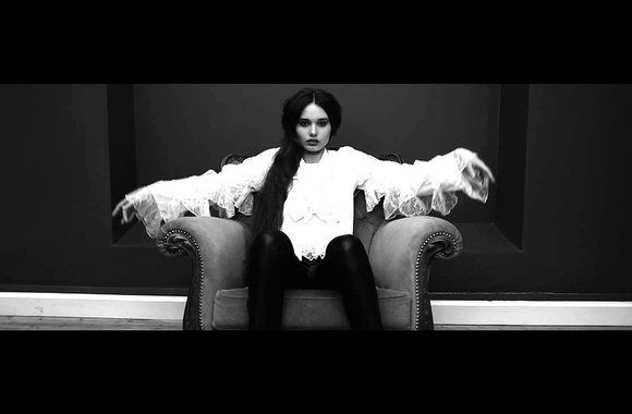 VIDEO kadras: Airos Vosyliūtės debiutinės kolekcijos „Wild Majesty“ pristatymo filmas