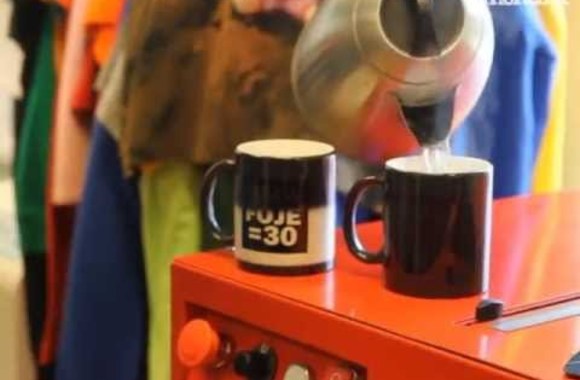 VIDEO kadras: Ypatingi Andriaus Mamontovo ir grupės „Foje\" puodukai 