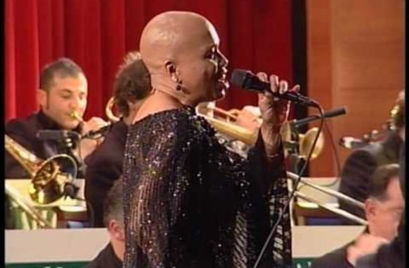 VIDEO kadras: Ištrauka iš Dee Dee Bridgewater ir Italijos bigbendo koncerto: