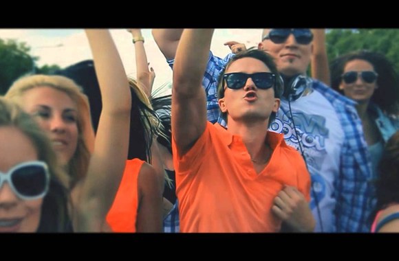 VIDEO kadras: Dween ir Nikolajus Puzikovas – „Darosi karšta”