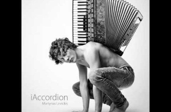 VIDEO kadras: Lady Gagos hitas „Telephone“, atliktas akordeonu