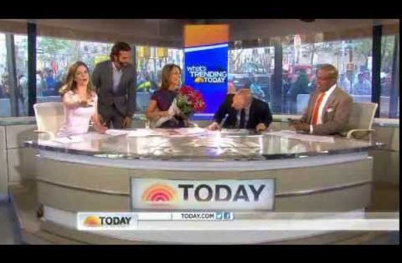 VIDEO kadras: Bradley Cooperis pasveikino laidos vedėją Savannah Guthrie sužadėtuvių proga