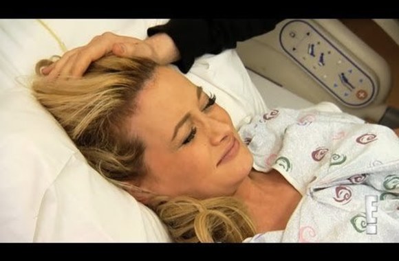 VIDEO kadras: Holly Madison pagmdo prieš televizijos kameras