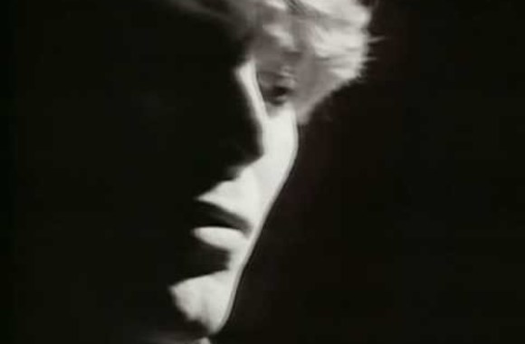 VIDEO kadras: Davido Bowie daina „Wild is the wind“.