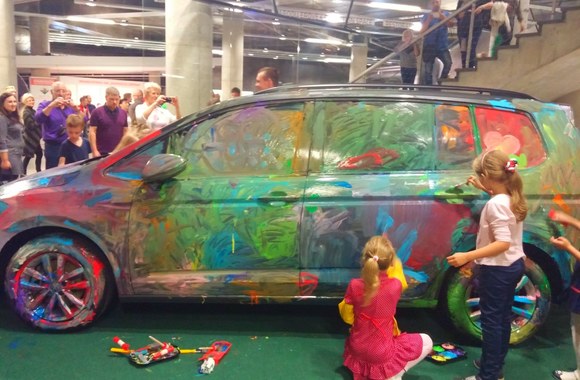 Vaikams buvo leista išdažyti naujutėlį automobilį